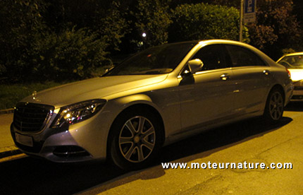 La Mercedes S 500 hybride rechargeable dans la rue