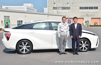 Le ministre Toshimitsu Motegi devant la Toyota FCV