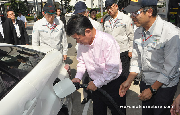 Le ministre Toshimitsu Motegi devant la Toyota FCV