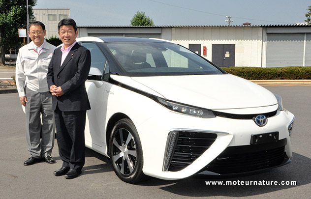 Le ministre Toshimitsu Motegi devant la Toyota FCV