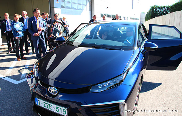 Toyota Mirai devant la future station d'hydrogène de Toyota
