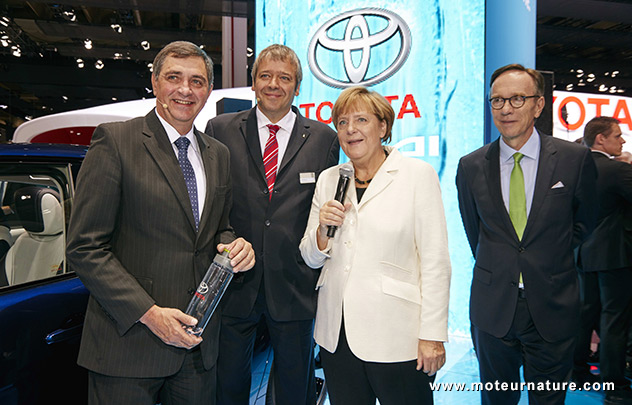 Angela Merkel a vu la Toyota à hydrogène