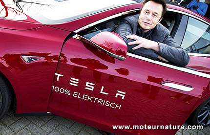 Elon Musk dans une Tesla Model S