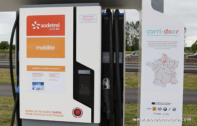 Borne de recharge Sodetrel du réseau autoroutier Corri-Door