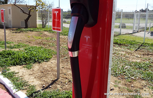 Tesla invente le cable de recharge avec refroidissement