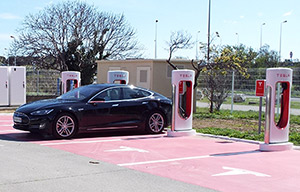 Les superchargeurs Tesla payants pour les nouveaux clients