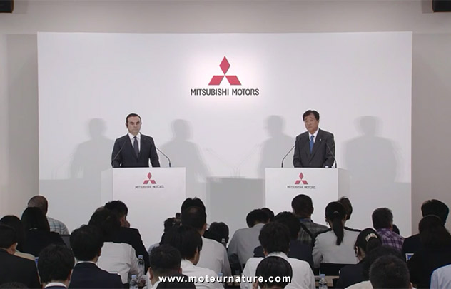 Carlos Ghosn lors de la conférence de presse Mitsubishi