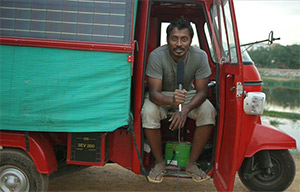 La France des voleurs, le véhicule électro-solaire Solar Tuk Tuk victime
