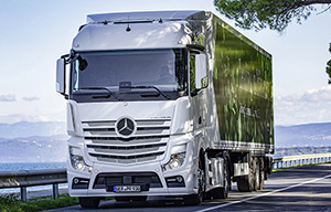 Mercedes autorise l'emploi de carburants non pétroliers sur ses poids lourds
