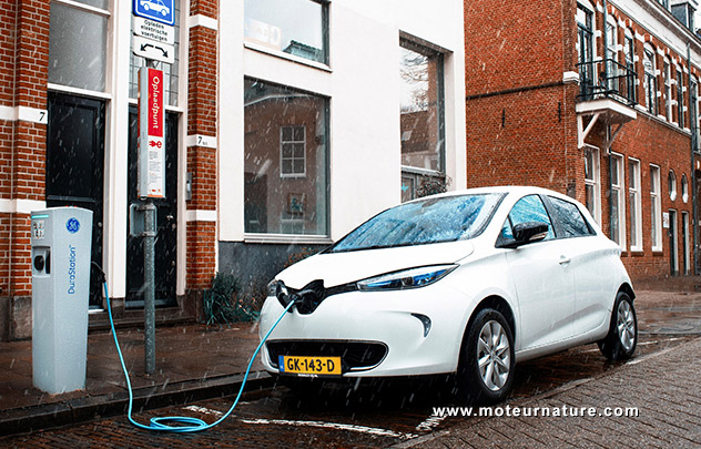 Renault Zoe sur une borne de recharge publique en Hollande