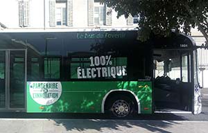 Un autobus électrique interurbain, entre Arles et Avignon