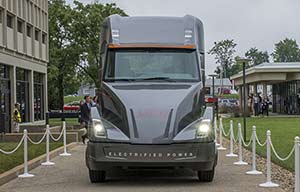 Cummins présente son poids lourd AEOS électrique avant Tesla