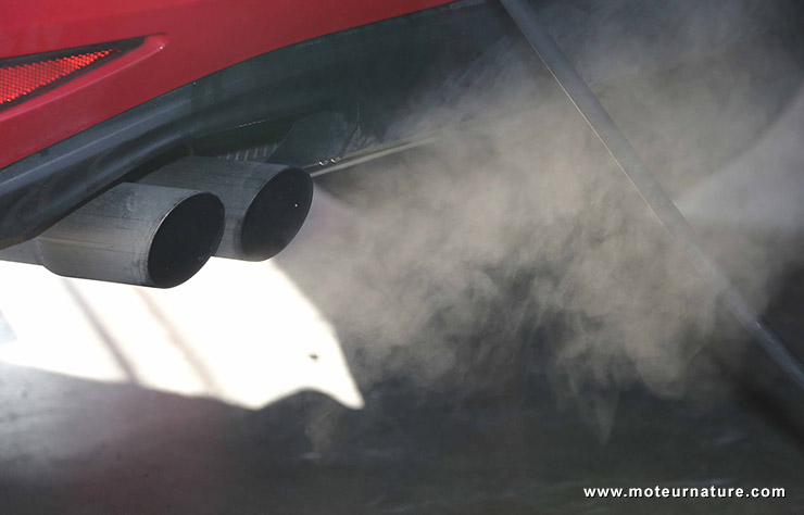 Pollution automobile à l'échappement