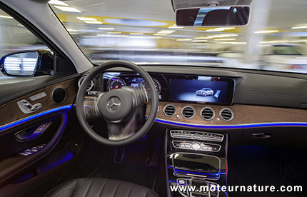 Voiture Mercedes au parking du musée Mercedes à Stuttgart
