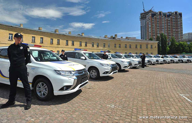 Mitsubishi Outlander hybride rechargeable pour la police de l'Ukraine
