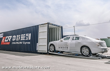 Une Volvo S90 embarque dans un train de marchandises chinois à destination de l'Europe