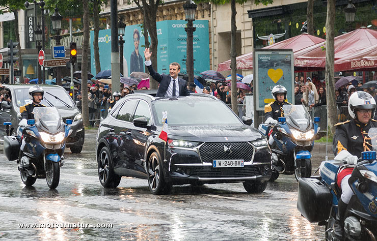 Emmanuel Macron sur les Champs Elysées dans une DS 7 Crossback