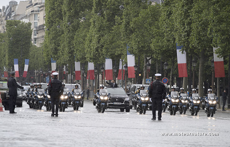 Emmanuel Macron sur les Champs Elysées dans une DS 7 Crossback