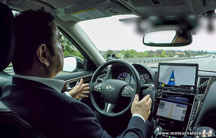 Carlos Ghosn conduit une Infiniti autonome