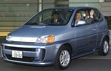 Le premier ministre japonais à bord d'une Honda FCX