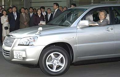 Le premier ministre japonais à bord de la Toyota FCHV