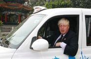 Boris Johnson devant un taxi anglais lors des derniers jeux olympiques