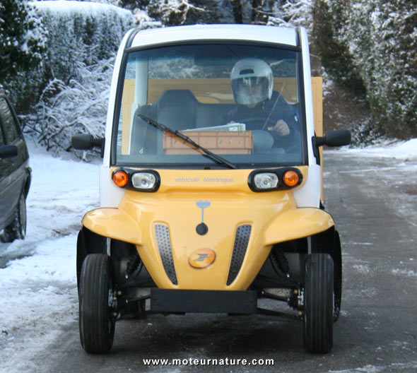 Véhicule électrique de la poste