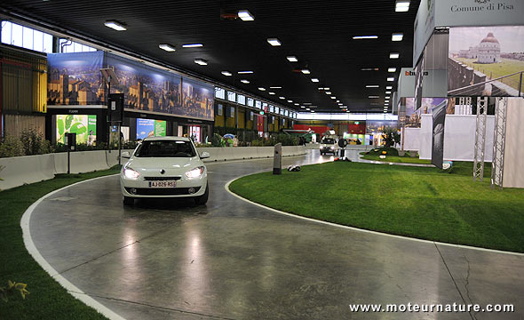 Voiture électrique au salon de l'auto de Bologne