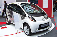 Voitures électriques : PSA et Mitsubishi resserrent leurs liens