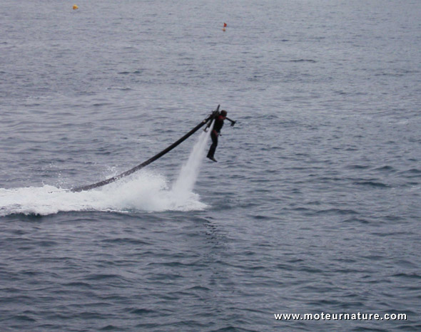 Jetlev Flyer, un super truc pour consommer de l'essence en s'amusant