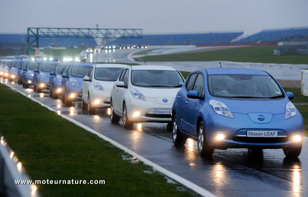 225 Nissan Leaf à la queue leu leu