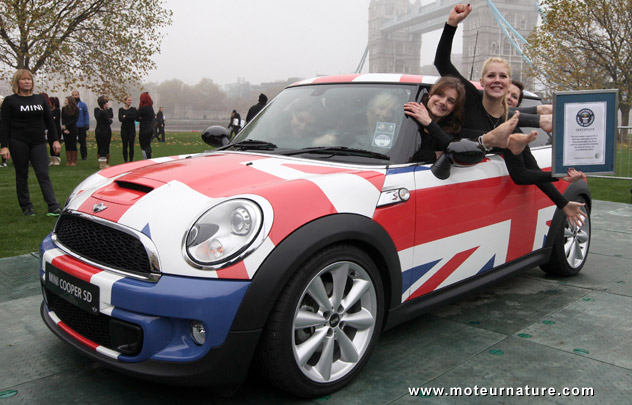 28 femmes dans une Mini