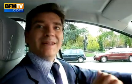 Arnaud Montebourg trop enthousiaste dans la Renault Zoe