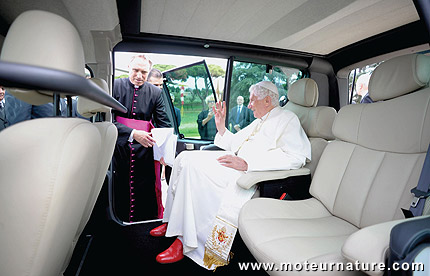 Le pape Benoit XVI en Kangoo électrique