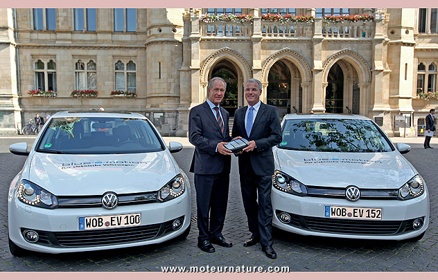 Des Volkswagen Golf électriques roulent à Brunswick