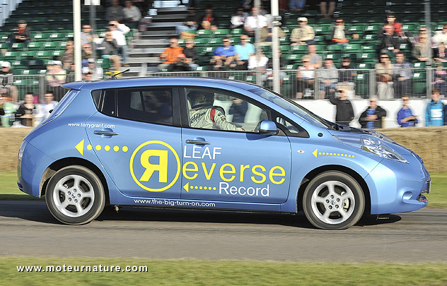 Fou ! Un record de vitesse en marche arrière avec une Nissan Leaf