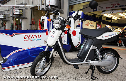 Toyota aux 24 heures du Mans avec des scooters électriques Yamaha