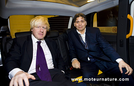 Boris Johnson devant un taxi hybride rechargeable