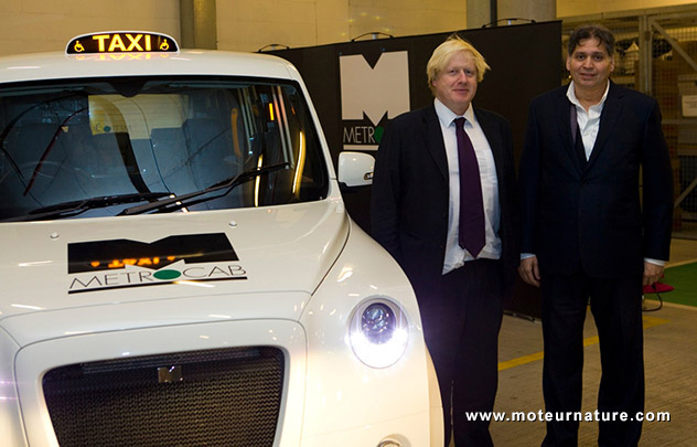 Boris Johnson devant un taxi hybride rechargeable