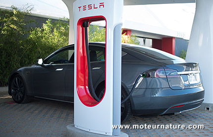 Tesla Model S sur un supercharger