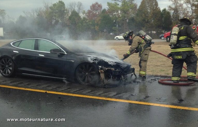 Troisième Tesla incendiée