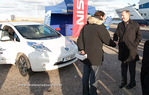 Siim Kallas devant une Nissan Leaf