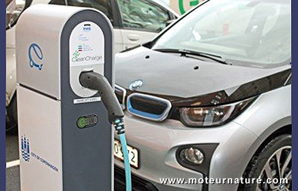 BMW i3 chargeant sur une borne CleanCharge au Danemark