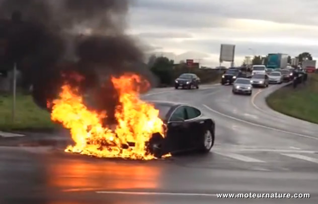 Pas de panique, c'est juste une Tesla qui brûle