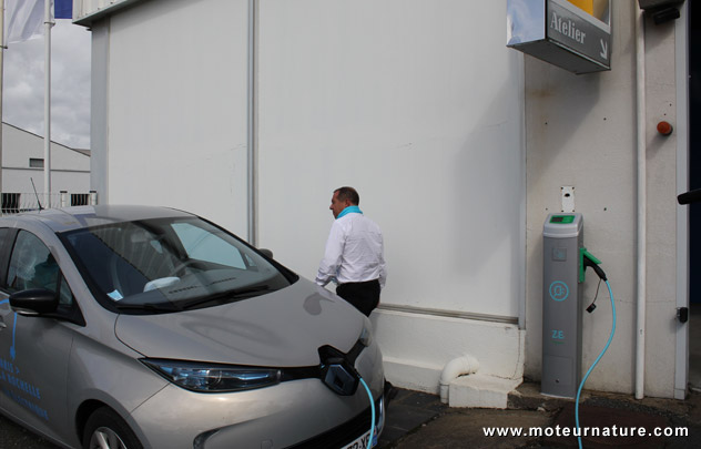 renault Zoé en charge à la concession