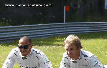 Lewis Hamilton et Nico Rosberg en véhicule électrique