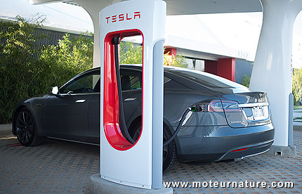 Tesla Model S avec un supercharger