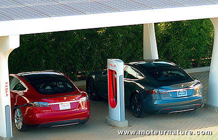 Tesla Model S avec un supercharger